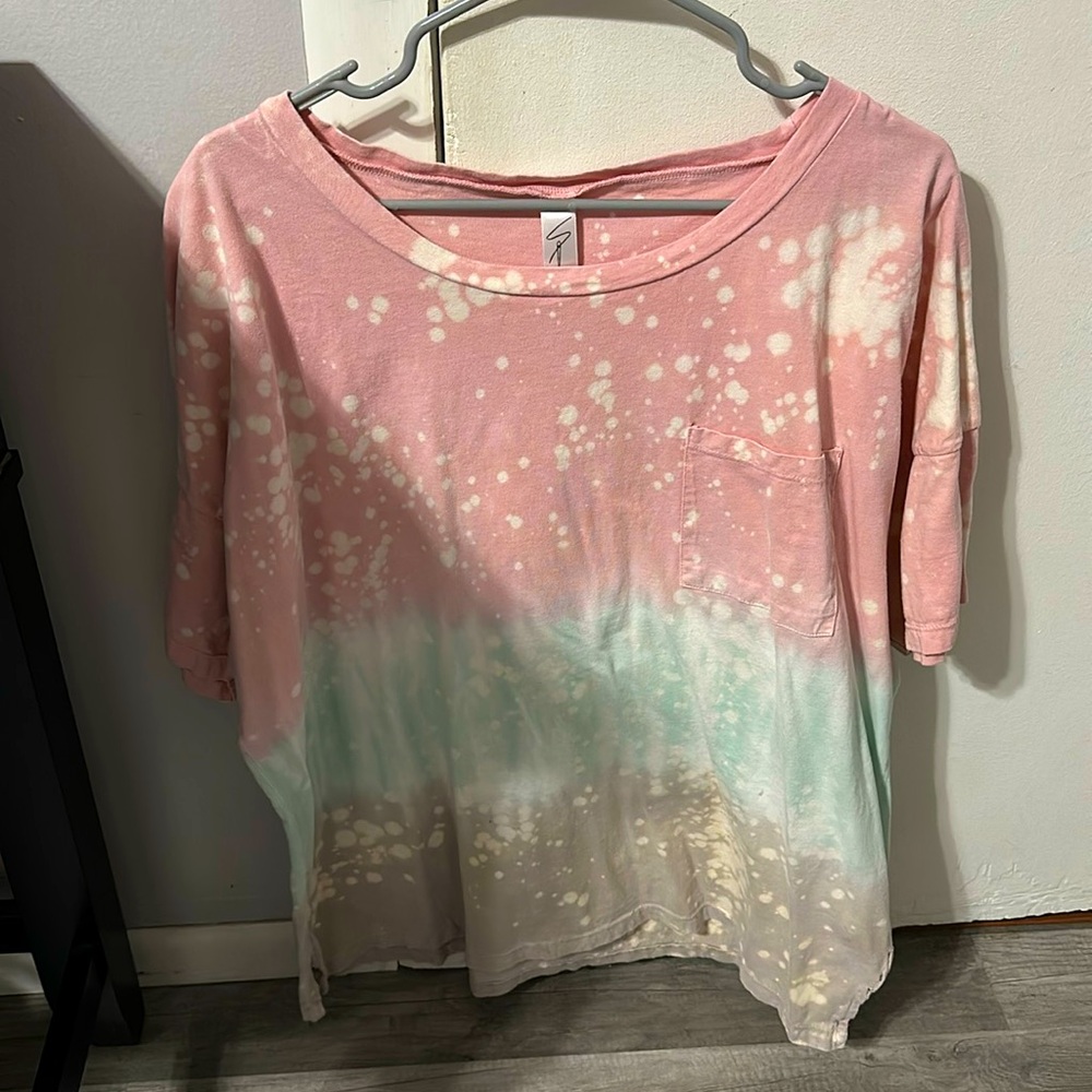 Ombre shirt from lauriebellas size 3X but fits like a 1 or 2x